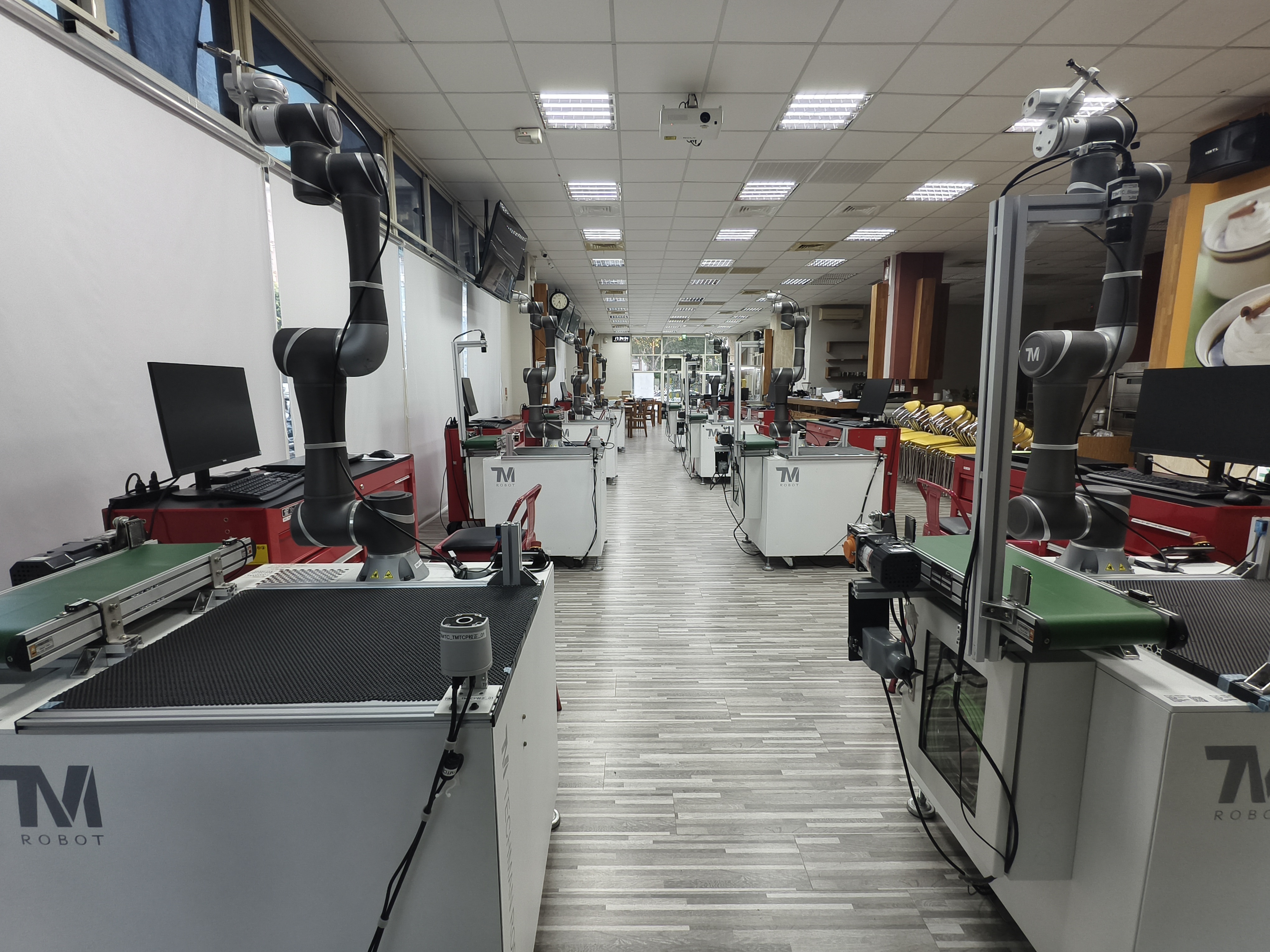 智慧製造技術教學中心-1樓-達明協作AI機械手臂教學推廣區